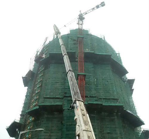 延安吊车在工地上作业